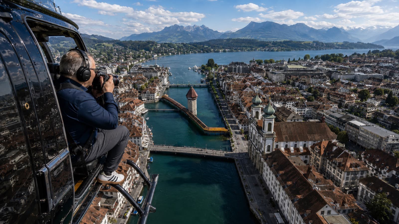 Profi-Fotograf bei der Arbeit aus dem Helikopter über Luzern